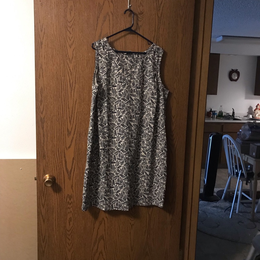 Capsule dress, sleeveless.
